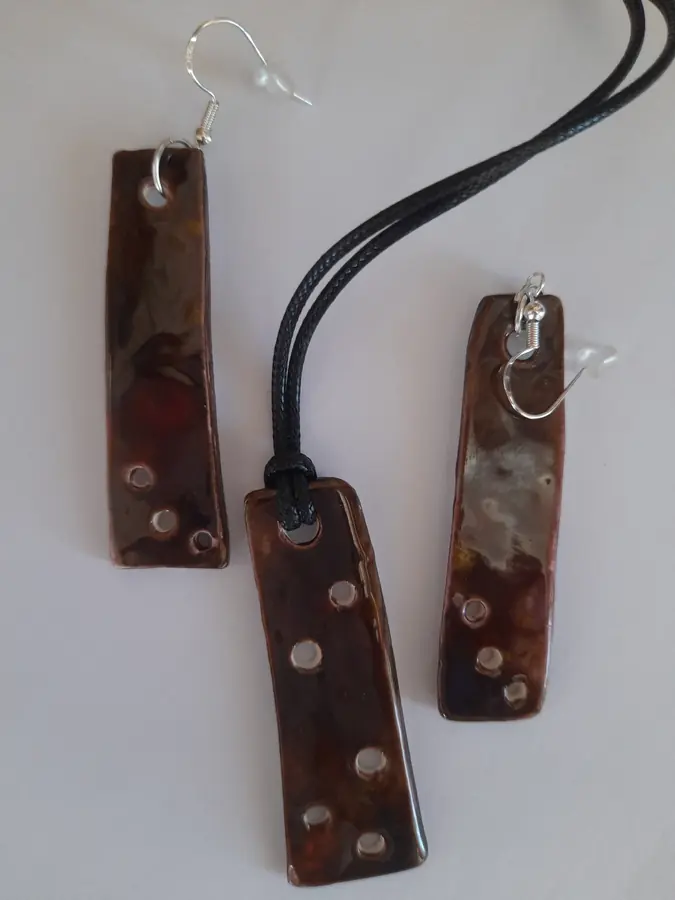 Conjunto artesanal de cerámica marrón oscuro rectangular con orificios: collar y pendientes a juego, hecho a mano en taller CreArte Valladolid