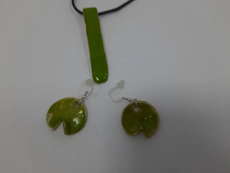 Conjunto artesanal de cerámica verde lima con collar barra y pendientes de hoja, hecho a mano en taller CreArte Valladolid