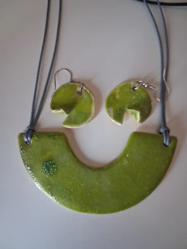 Conjunto artesanal de cerámica verde oliva con forma de media luna: collar y pendientes redondos mordidos a juego, hecho a mano en taller CreArte Valladolid