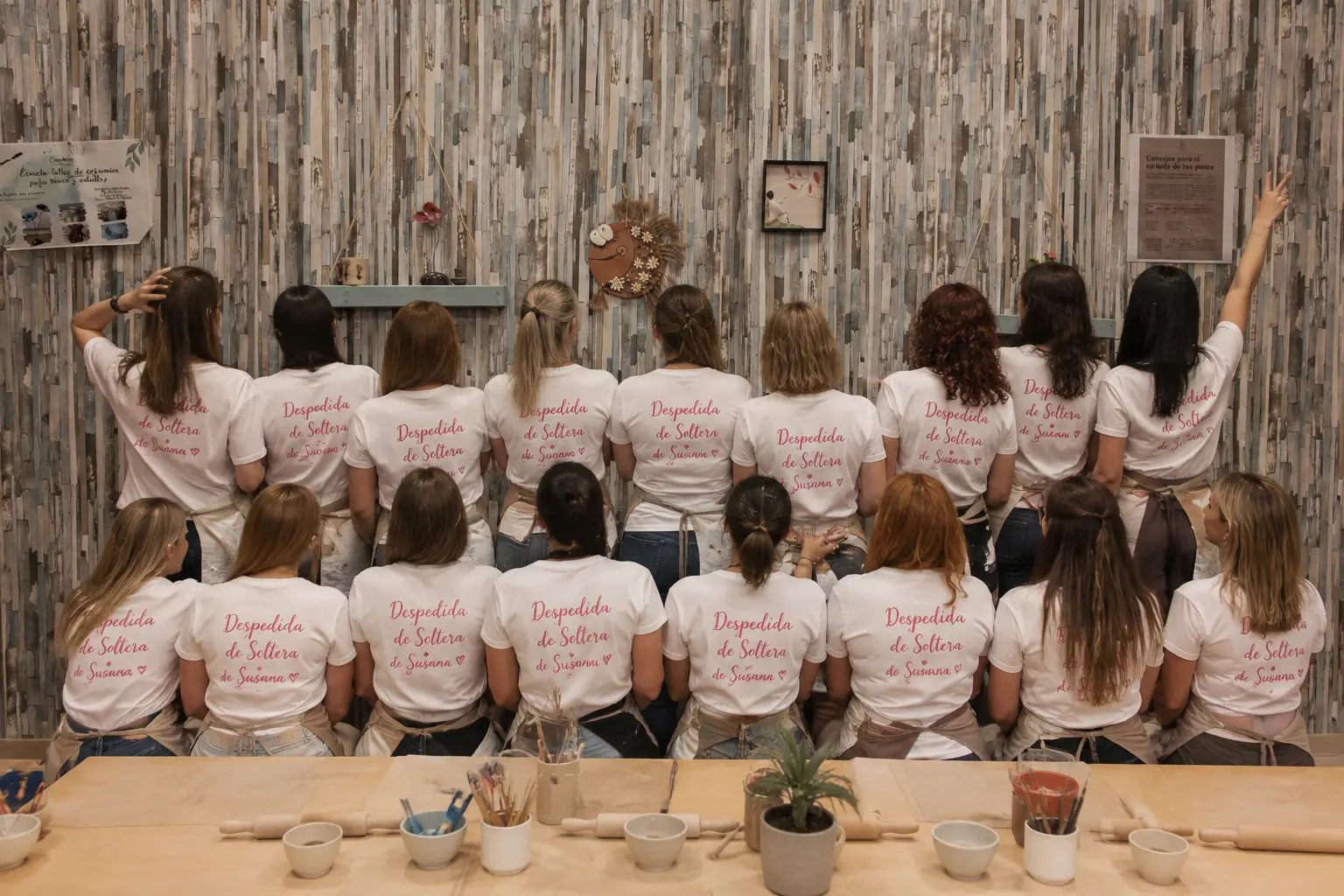 Grupo de amigas celebrando una despedida de soltera con un taller de cerámica en Valladolid - CreArte