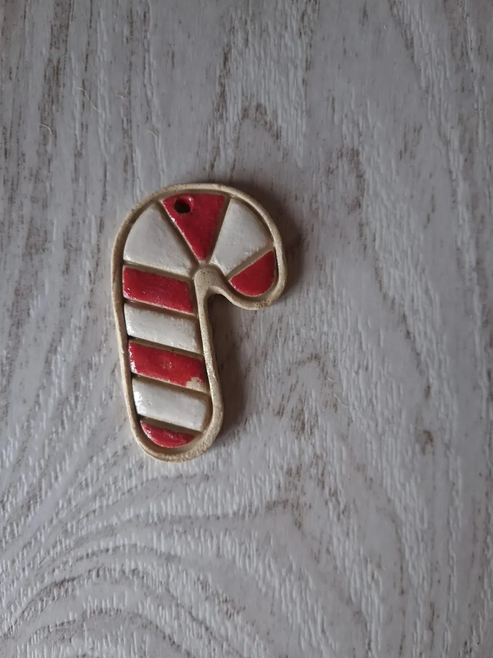 Figura de Navidad de cerámica con forma de bastón de caramelo a rayas rojas y blancas esmaltadas, con agujero para colgar, de unos 5-6 cm, hecha a mano en Valladolid — CreArte