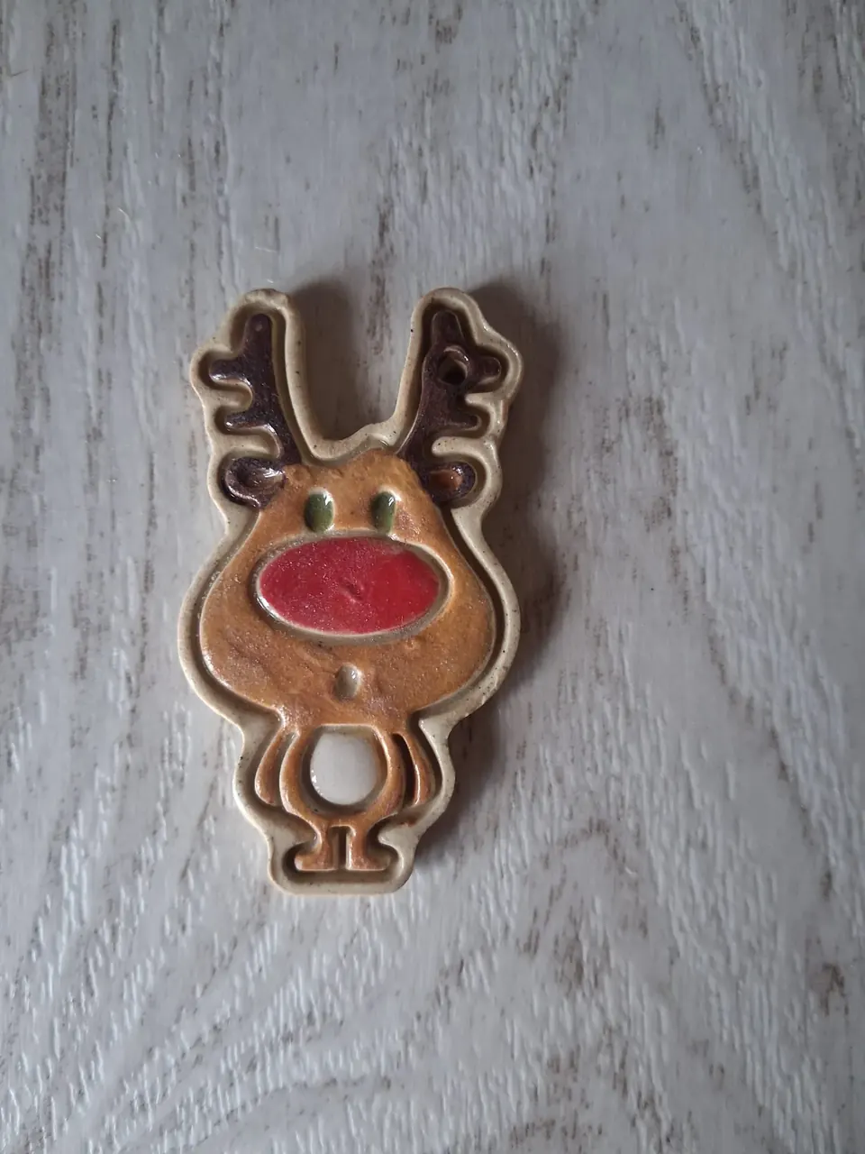 Figura de Navidad de cerámica con reno de cara marrón, nariz roja grande, cuernos marrón oscuro y barriga blanca, esmaltado a mano y con agujero para colgar, de unos 5-6 cm, hecha a mano en Valladolid — CreArte