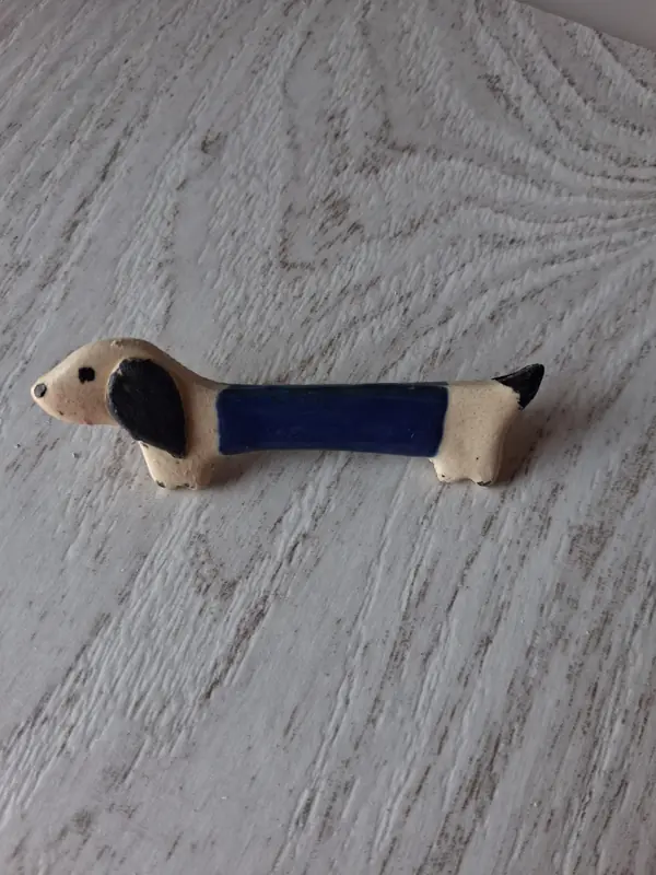 Broche de cerámica con forma de perro salchicha liso en azul marino