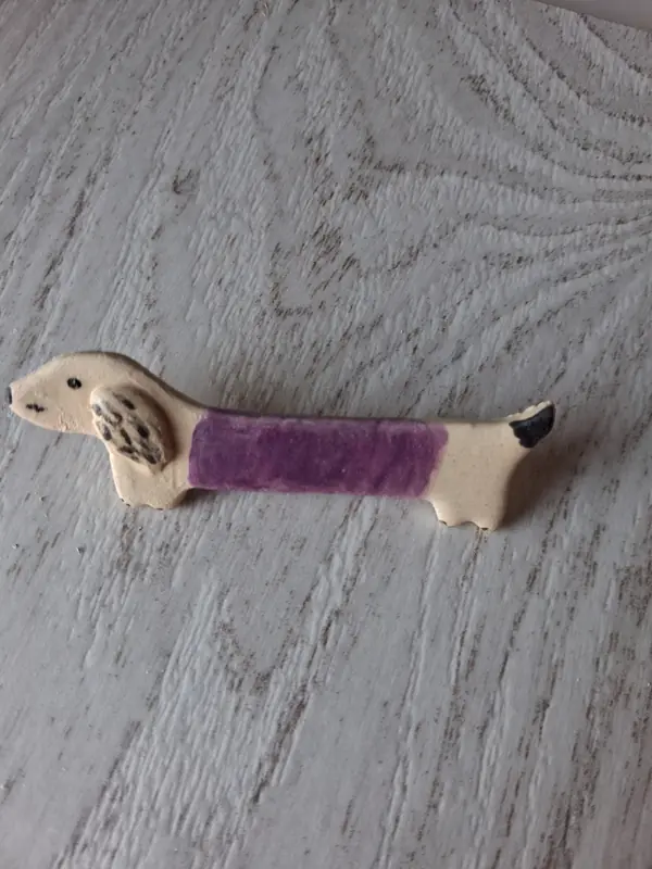 Broche de cerámica con forma de perro salchicha liso en color morado