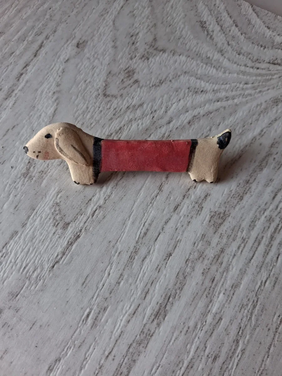 Broche de cerámica con forma de perro salchicha liso en rojo, orejas largas pintadas a mano