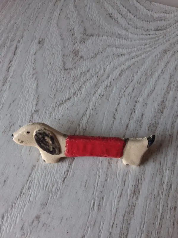 Broche de cerámica con forma de perro salchicha liso en rojo con orejas negras