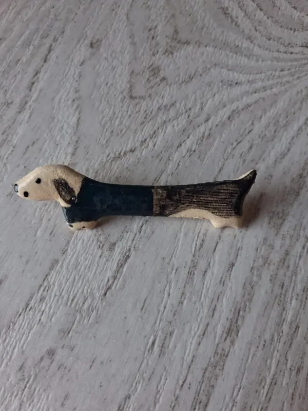Broche de cerámica con forma de perro salchicha en azul marino con estampado tipo tweed