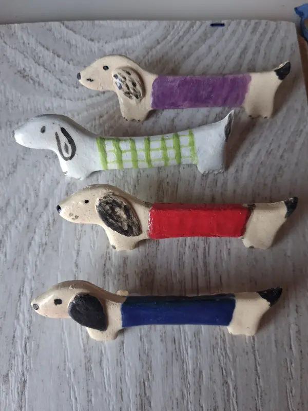 Colección de broches de cerámica con forma de perro salchicha pintados a mano en morado, cuadros verdes, rojo y azul marino