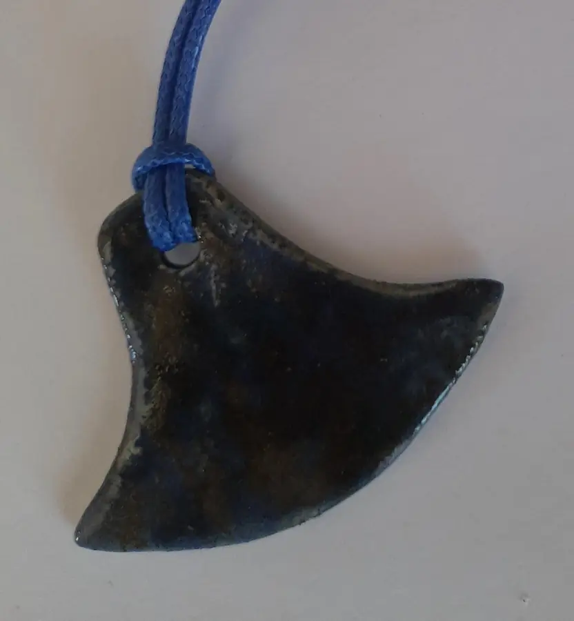 Colgante de cerámica abanico azul oscuro sobre cordón azul, Colección Tierra, hecho a mano en Valladolid