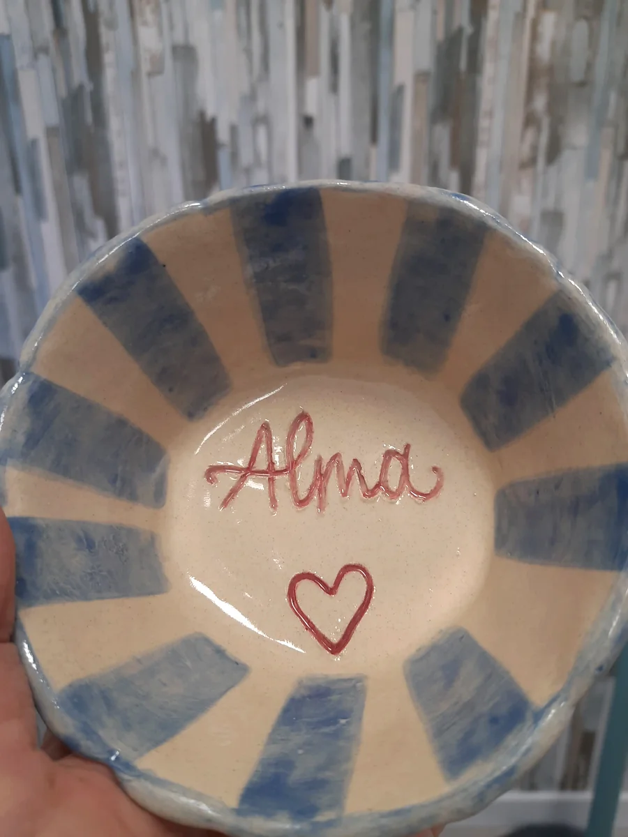Cuenco de cerámica pintado a mano en taller puntual de CreArte