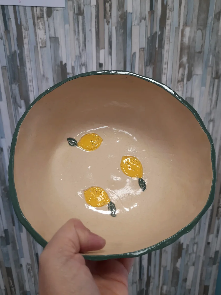 Cuenco de cerámica con limones hecho en taller puntual en Valladolid