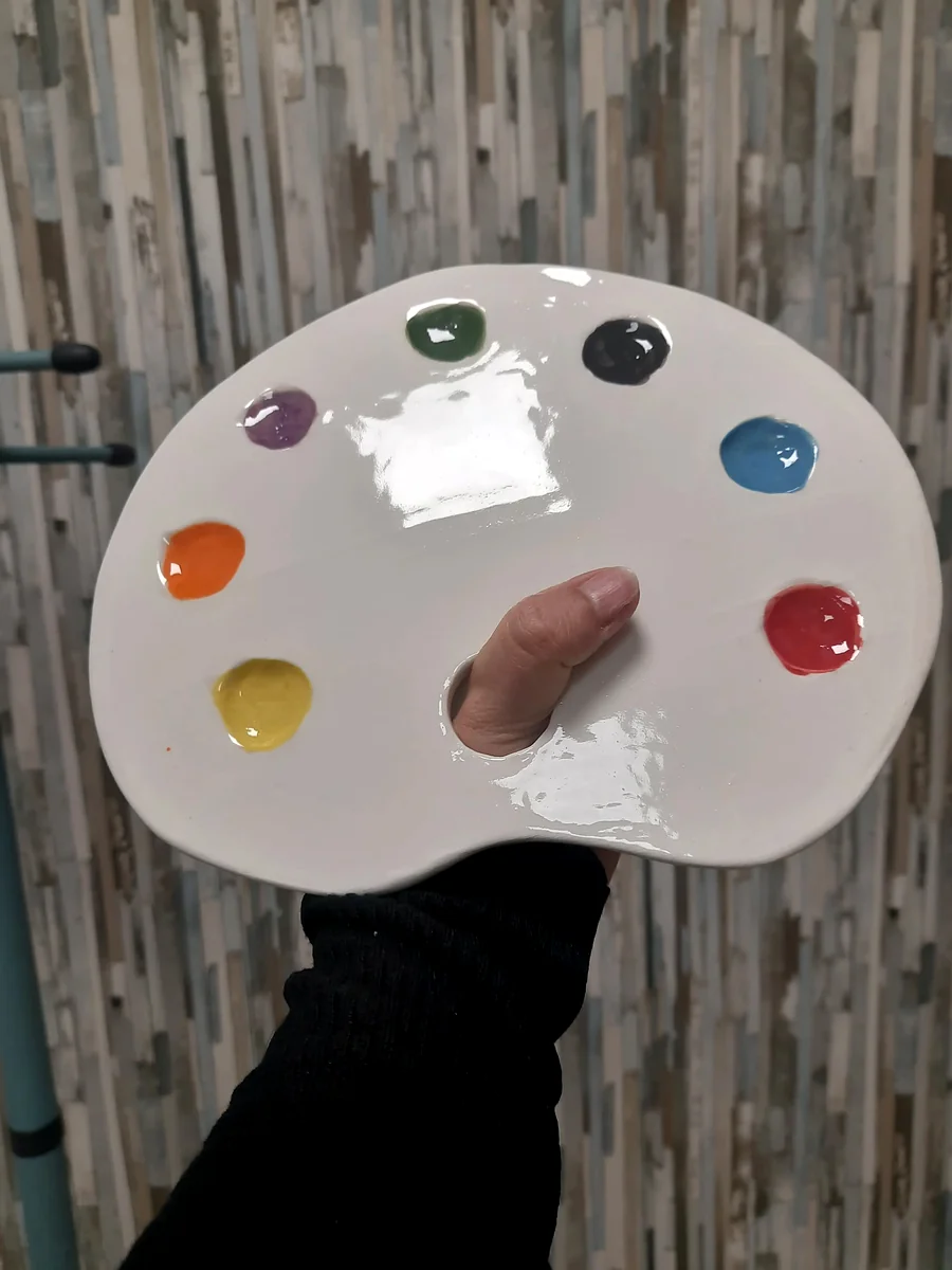 Paleta pintor de cerámica hechas a torno por alumnos de clases semanales