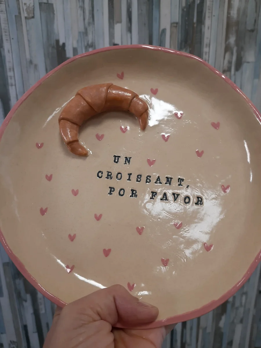 Plato Croisan cerámica con técnica de planchas hecho en clases semanales