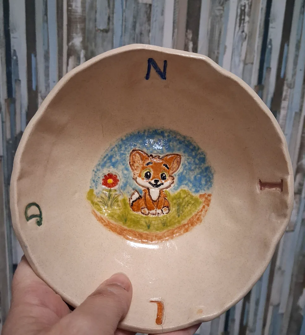 Plato de cerámica artesanal para niños decorado con un zorrito pintado a mano, hecho en taller puntual de CreArte Valladolid