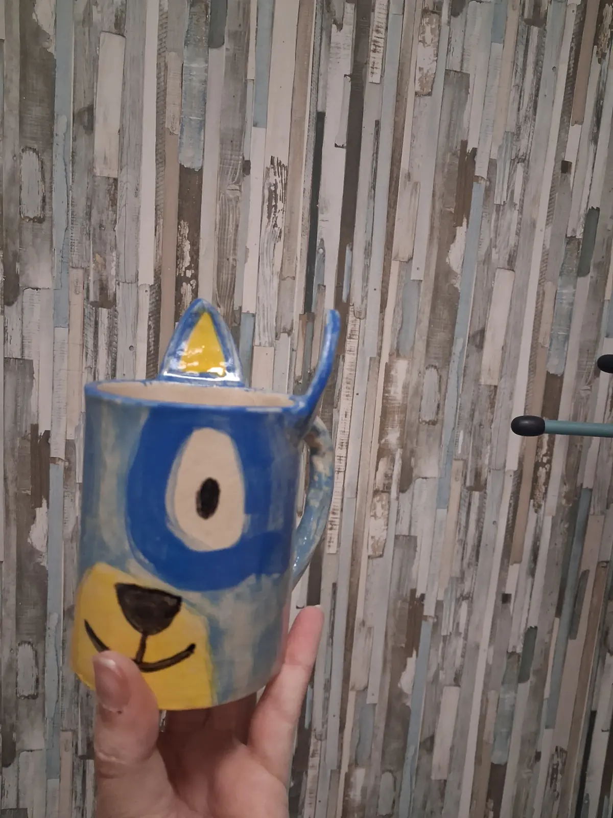 Taza de cerámica pintada a mano con motivo de gato en taller puntual de CreArte Valladolid