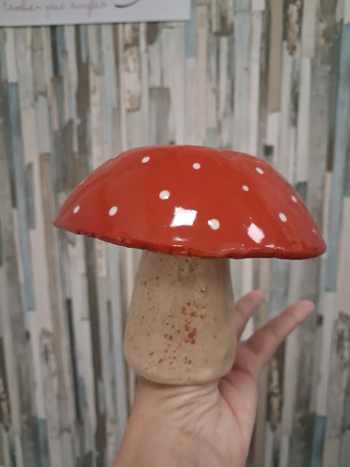Figura de seta de cerámica pintada a mano en taller puntual de CreArte Valladolid