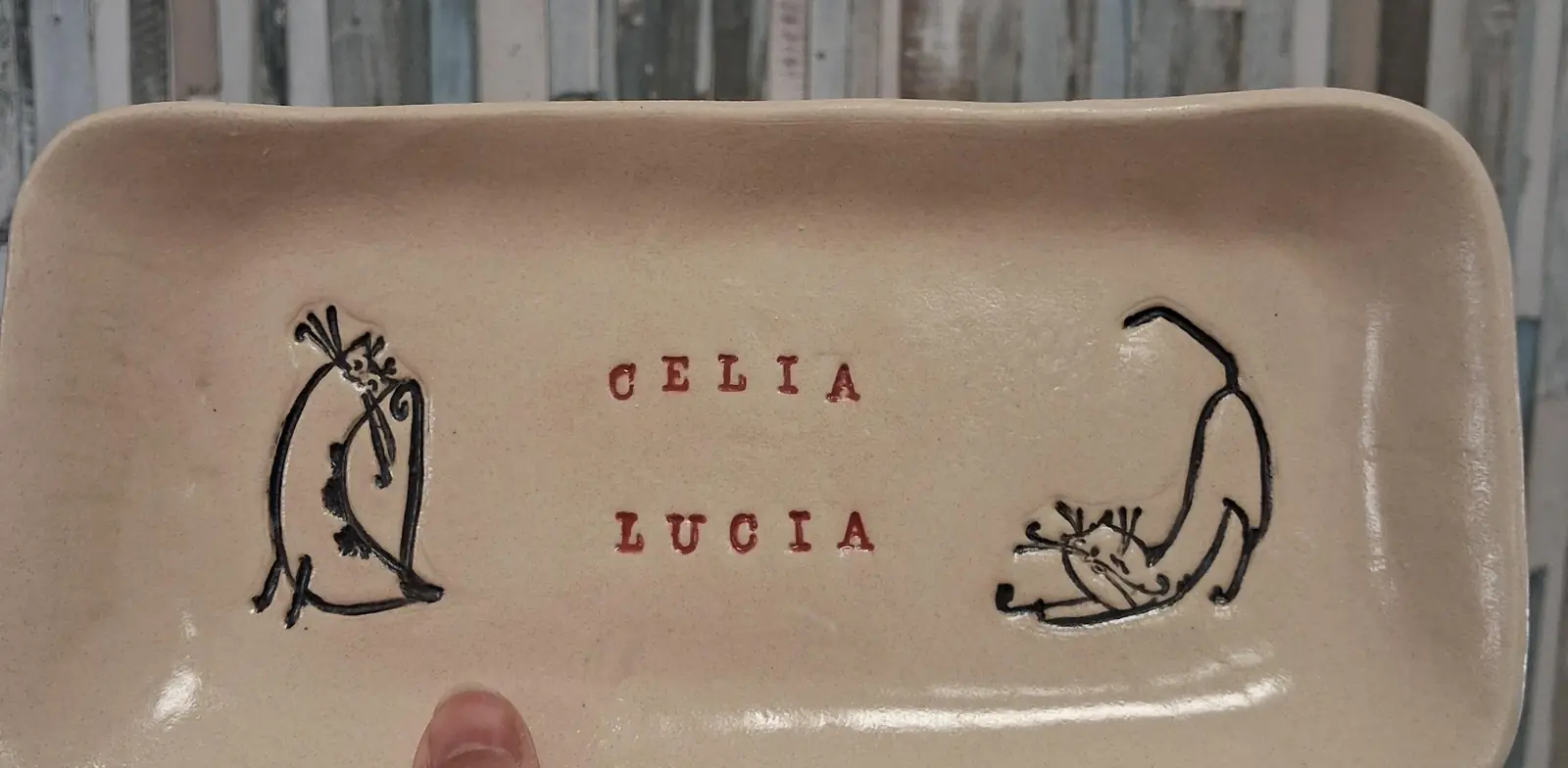 Bandeja de cerámica personalizada con nombres y dibujos de gatos hecha en taller puntual de CreArte
