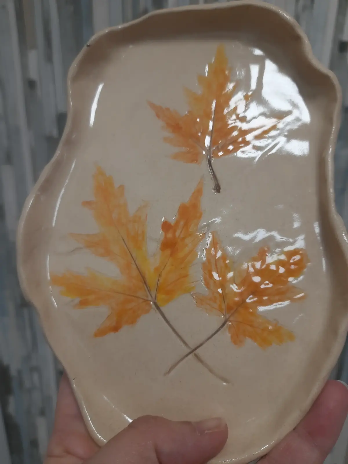 Bandeja de cerámica ovalada con hojas de arce estampadas en taller puntual de CreArte