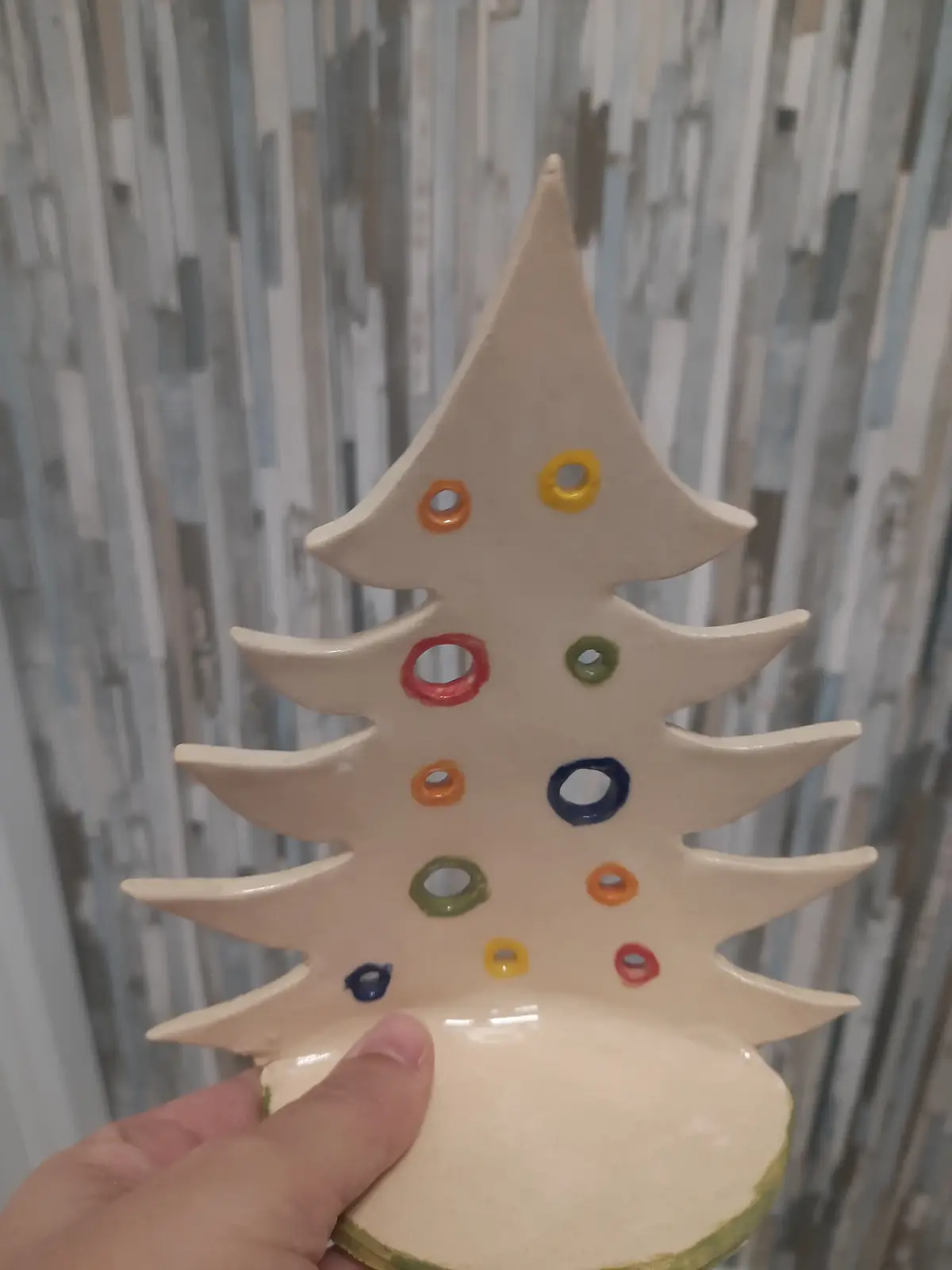 Árbol de Navidad de cerámica con luces de colores hecho en taller puntual de CreArte