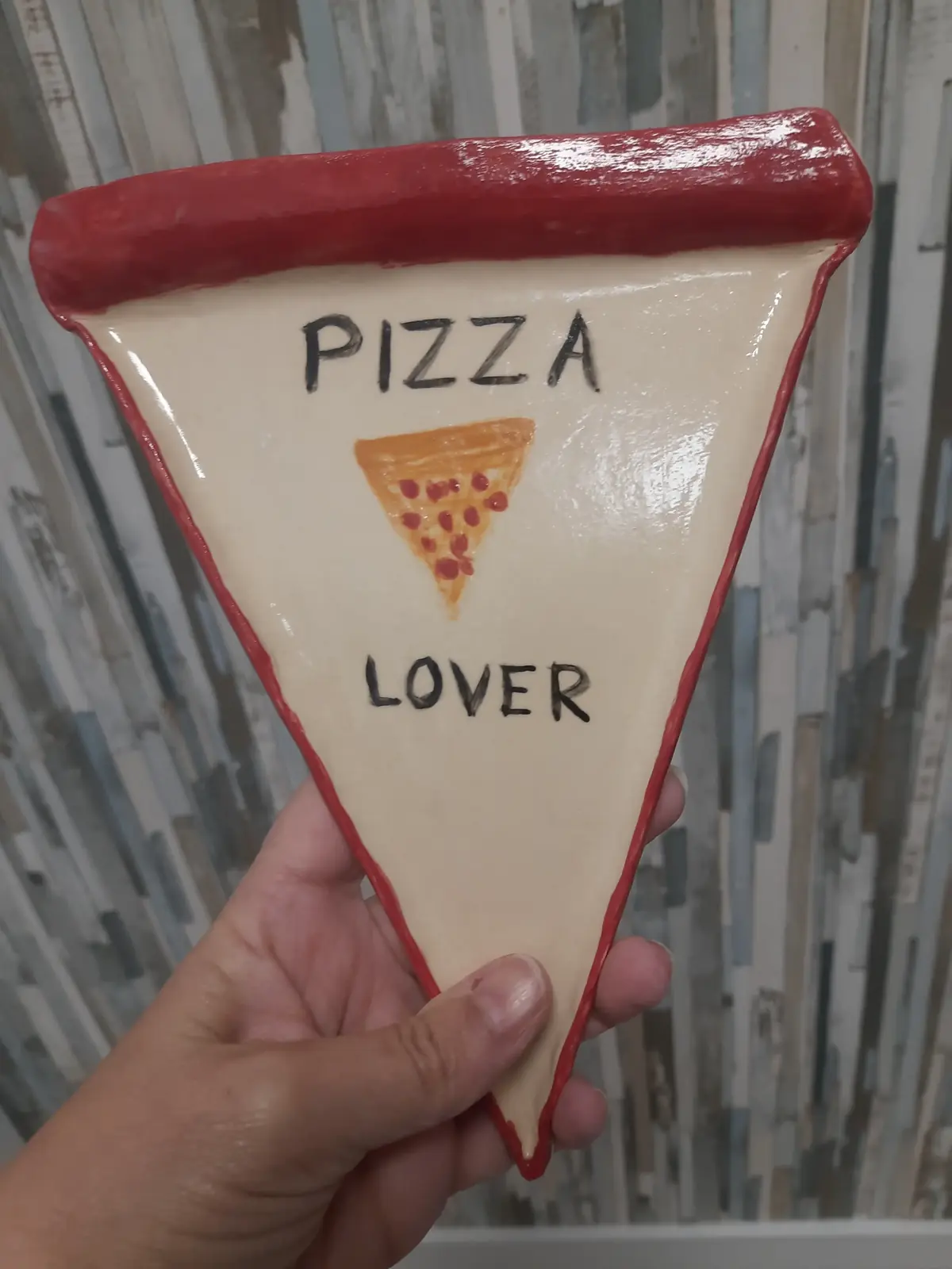 Porción de pizza de cerámica con mensaje Pizza Lover hecha en taller puntual de CreArte