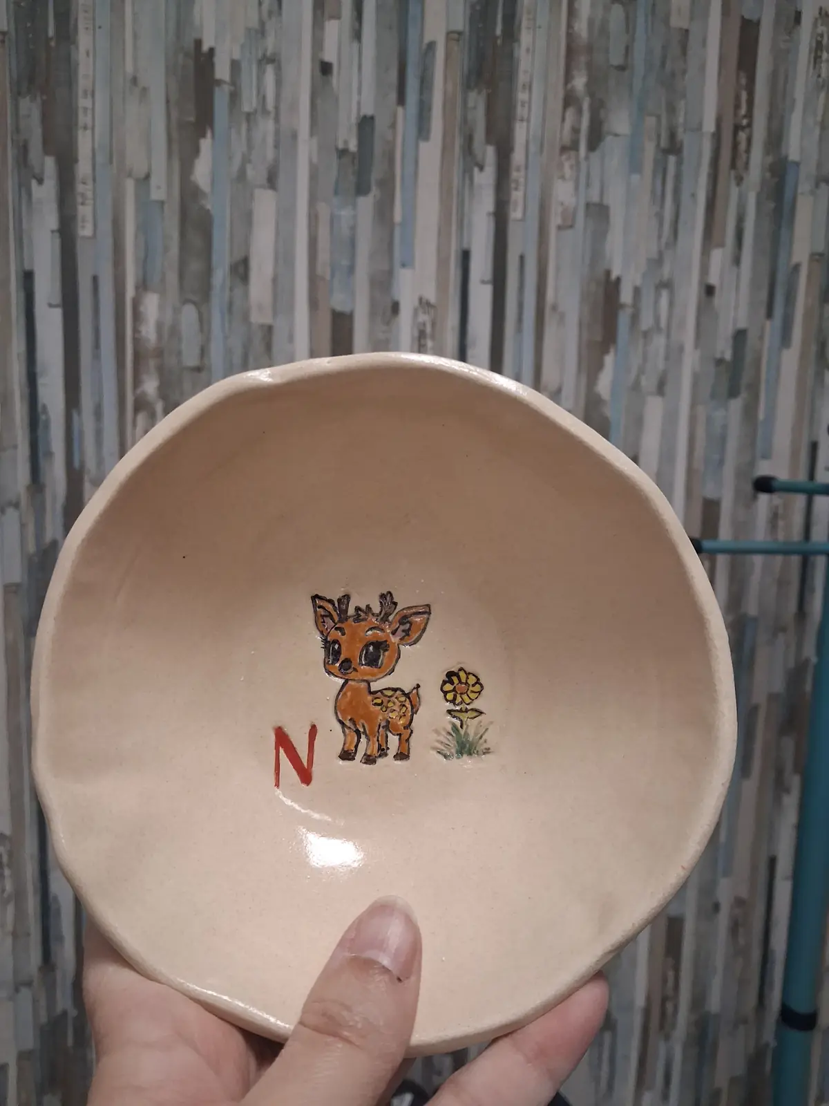 Cuenco de cerámica pintado con un cervatillo y flor, personalizado con inicial, hecho en taller puntual de CreArte