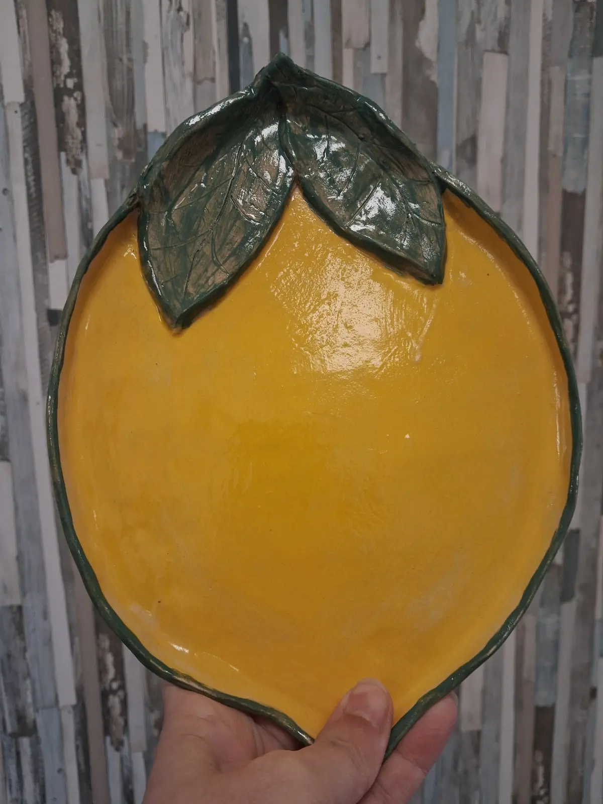 Bandeja de cerámica con forma de limón y hojas en relieve hecha en taller puntual de CreArte