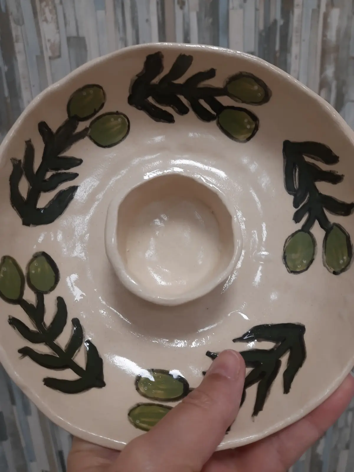 Olivero de cerámica con ramas de olivo pintadas a mano hecho en taller puntual de CreArte