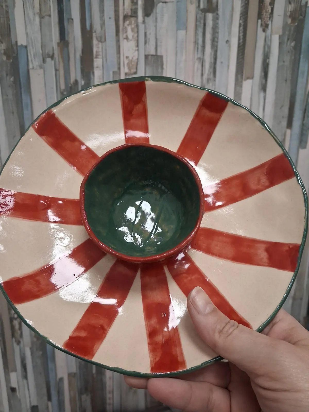 Cuenco decorado con rayas rojas hecho en taller puntual de cerámica