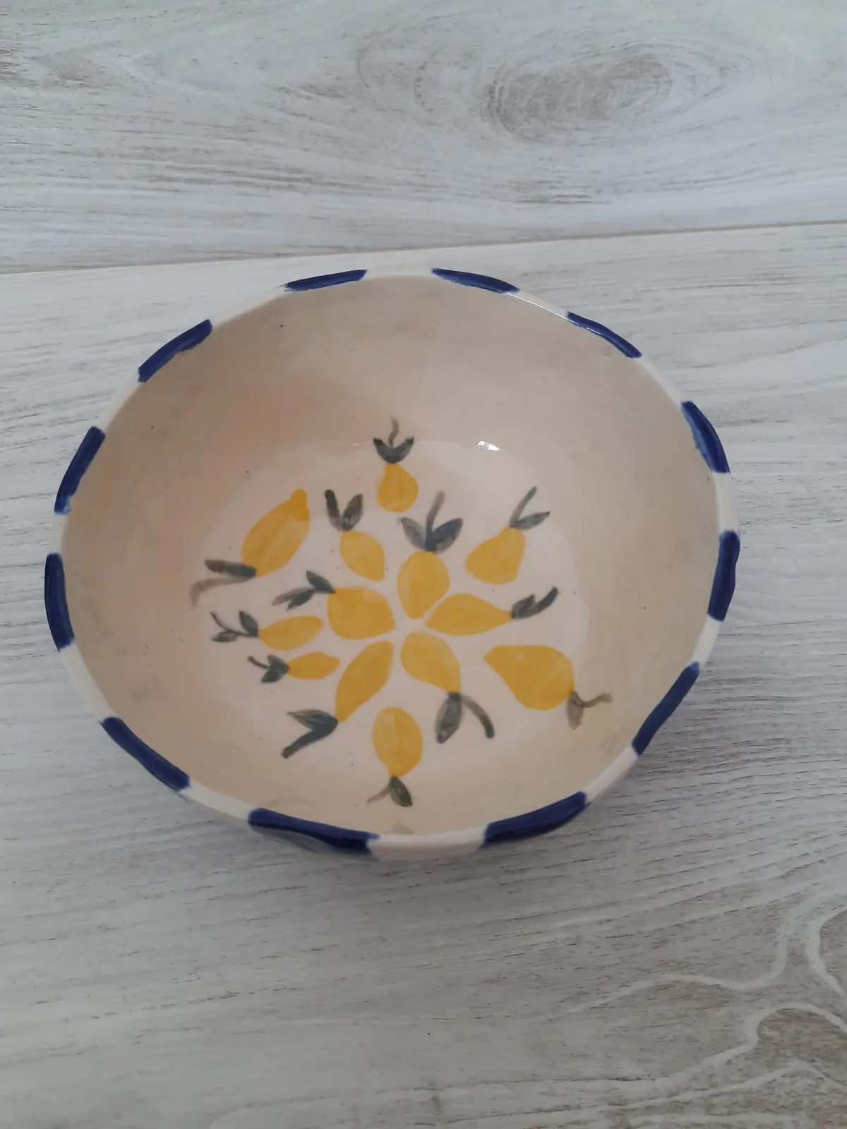 Cuenco amarillo y azul de cerámica modelada a mano en taller puntual en Valladolid