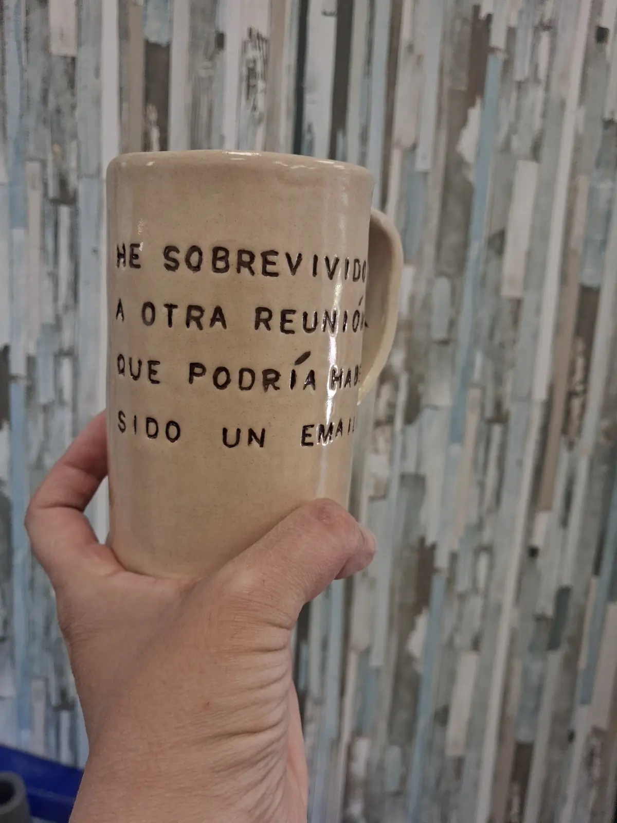 Taza de cerámica con mensaje grabado a mano hecha en clases semanales de CreArte