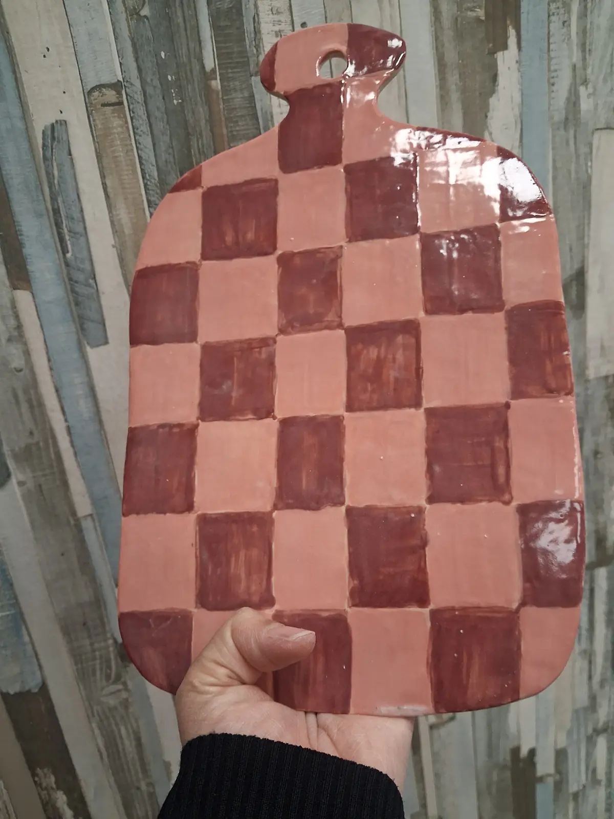 Tabla de cerámica con estampado de damero pintada a mano en clases semanales de CreArte