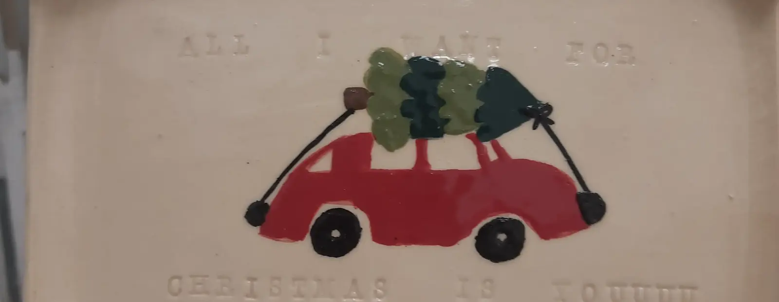 Bandeja de cerámica con coche navideño y texto grabado hecha en clases semanales de CreArte