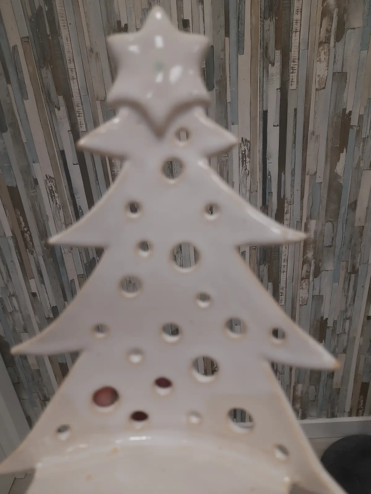 Árbol de Navidad de cerámica calado hecho en clases semanales de CreArte