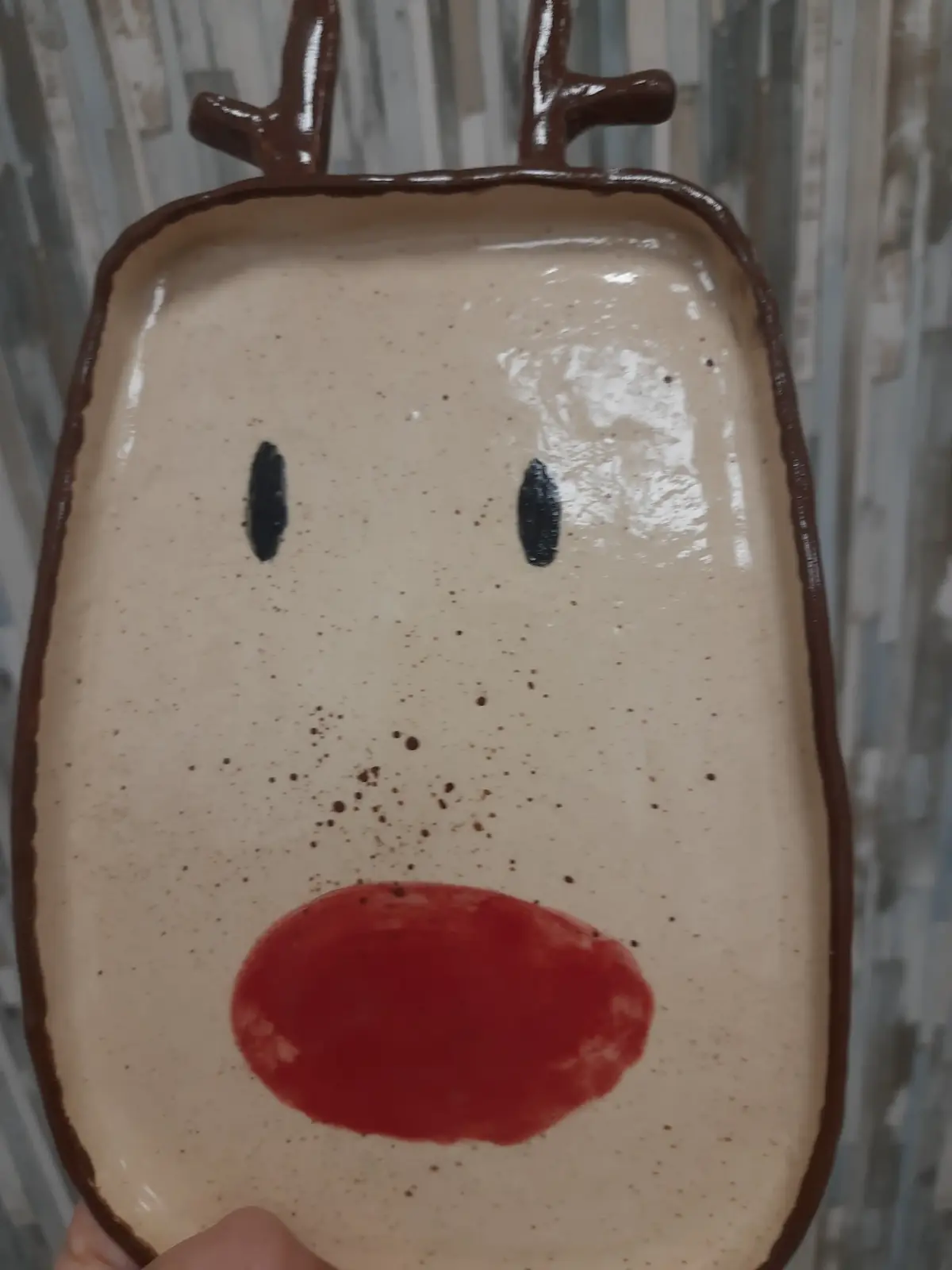 Bandeja de cerámica con cara de reno y cornamenta hecha en clases semanales de CreArte