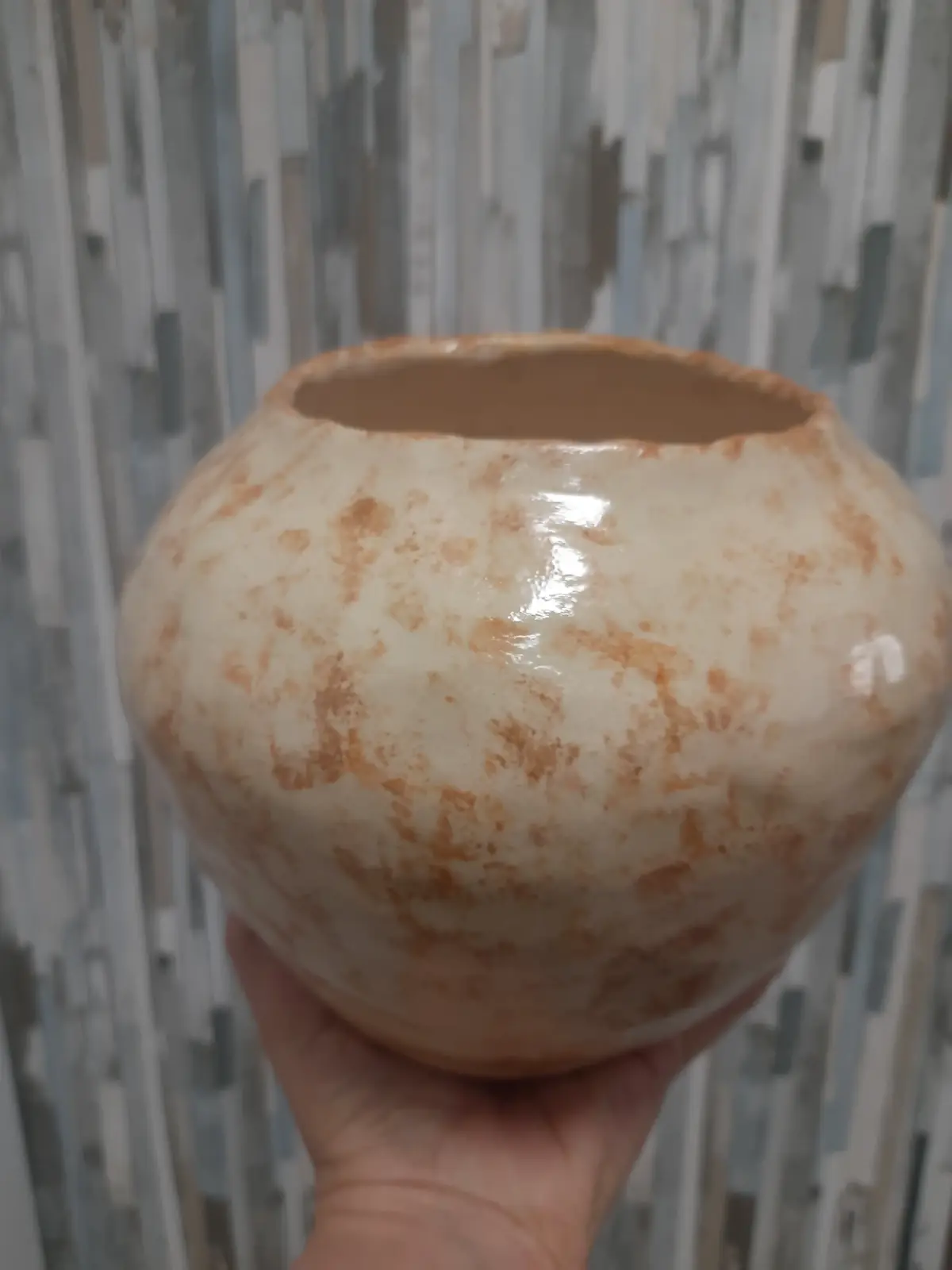 Jarrón de cerámica esférico con esmalte moteado hecho en clases semanales de CreArte
