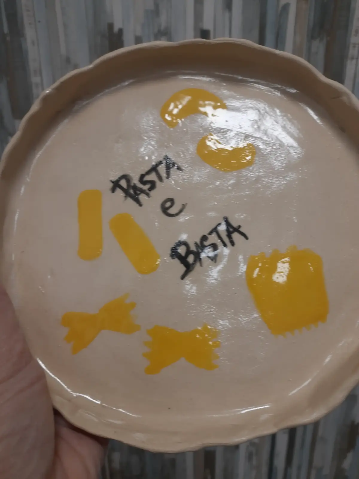 Plato de cerámica con pasta pintada y texto Pasta e Basta hecho en clases semanales de CreArte