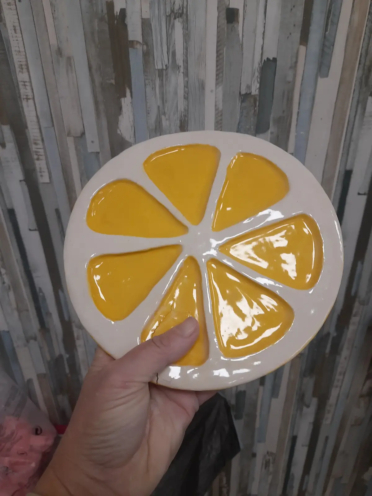 Plato de cerámica con forma de rodaja de naranja hecho en clases semanales de CreArte