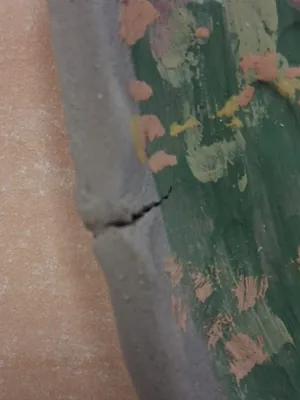 Grieta en el borde de una pieza de cerámica ya esmaltada, causada por un grosor de pared irregular, taller CreArte Valladolid