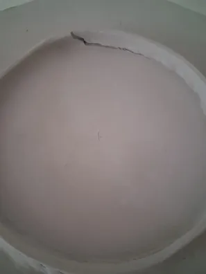 Primer plano de una grieta de secado en el borde de una pieza de cerámica cruda, causada por un secado desigual, taller CreArte Valladolid