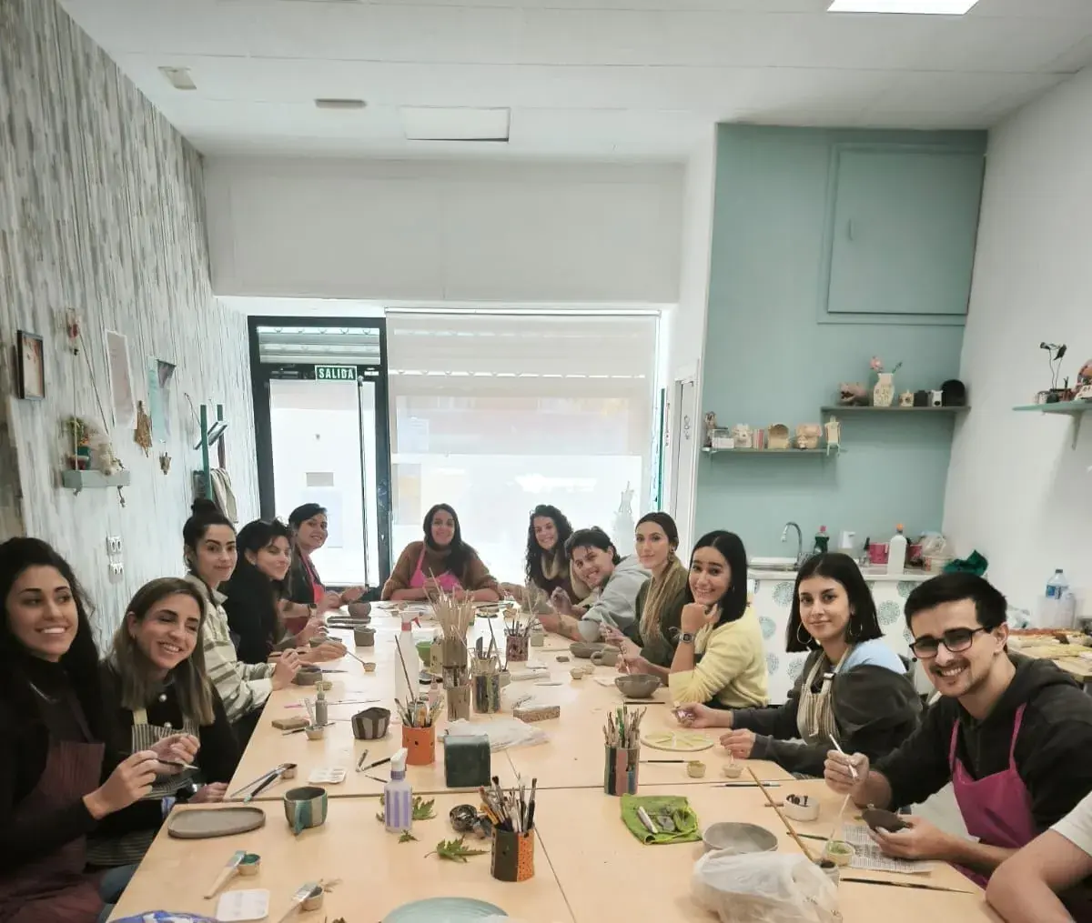 Alumnos en taller puntual de cerámica en Valladolid Crearte