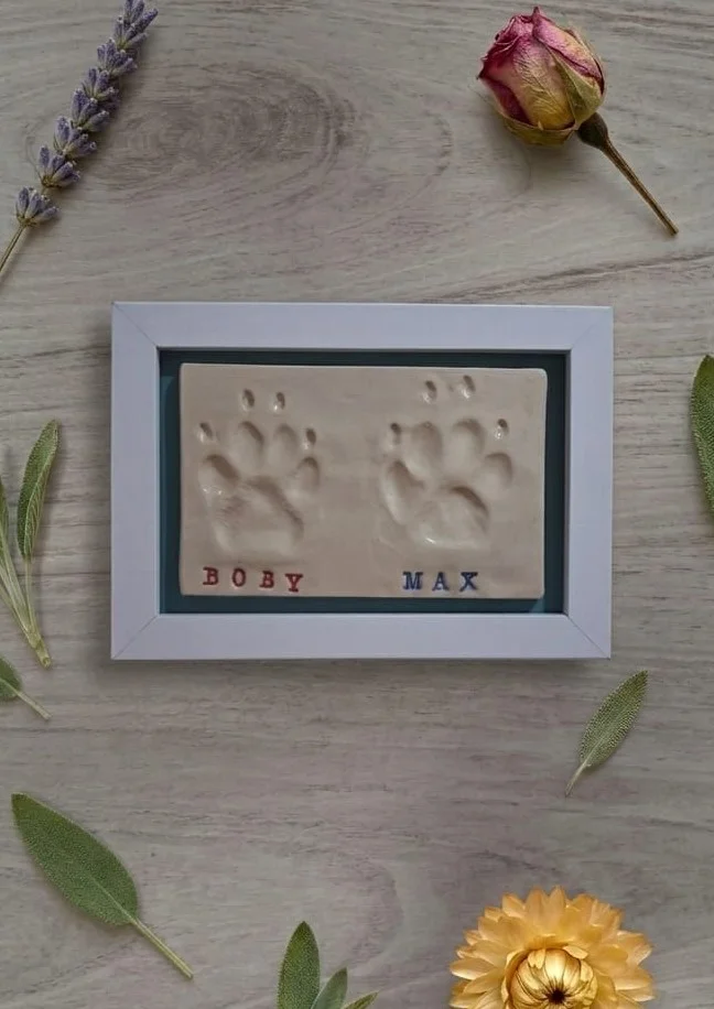 Recuerdo de huella de mascota en cerámica artesanal personalizada Valladolid