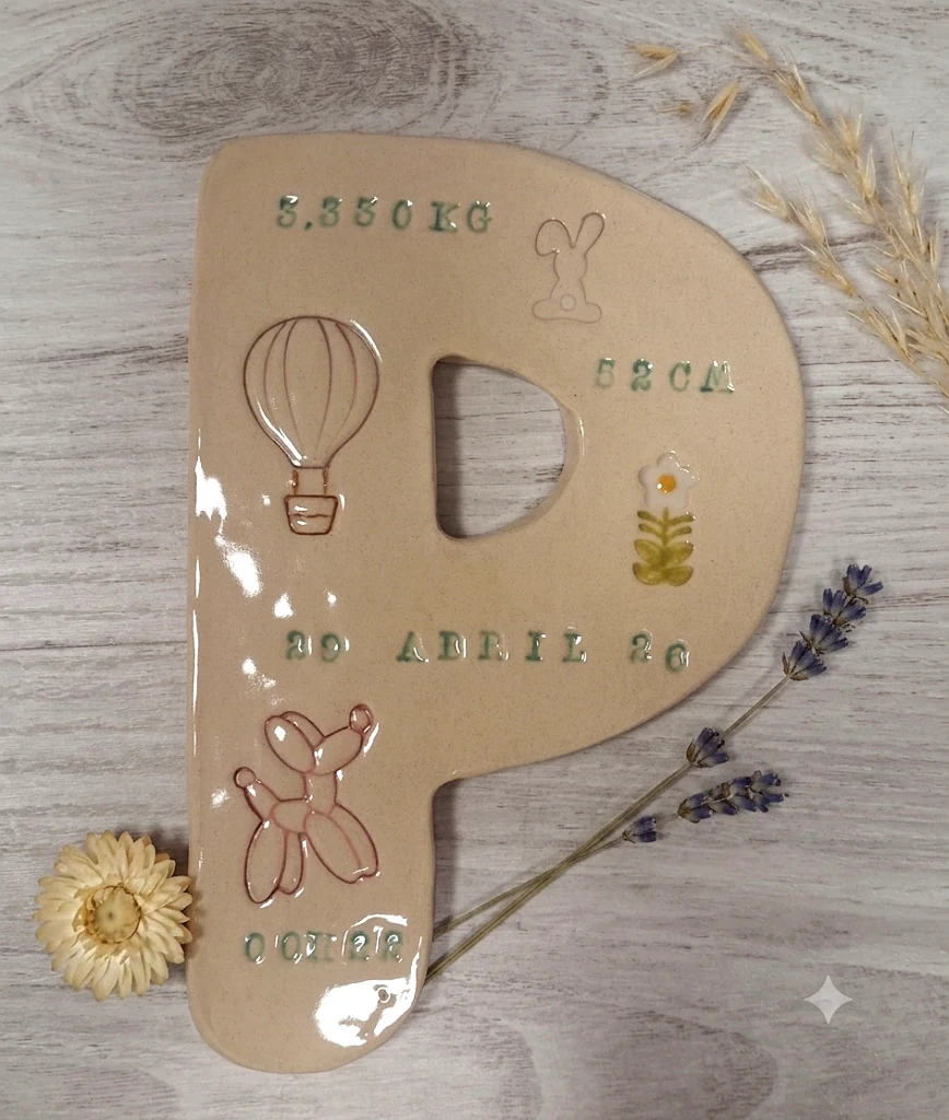 Inicial personalizada de cerámica letra P, decorada a mano con globo aerostático, conejito y grabada con fecha, peso y medidas del bebé - CreArte Valladolid