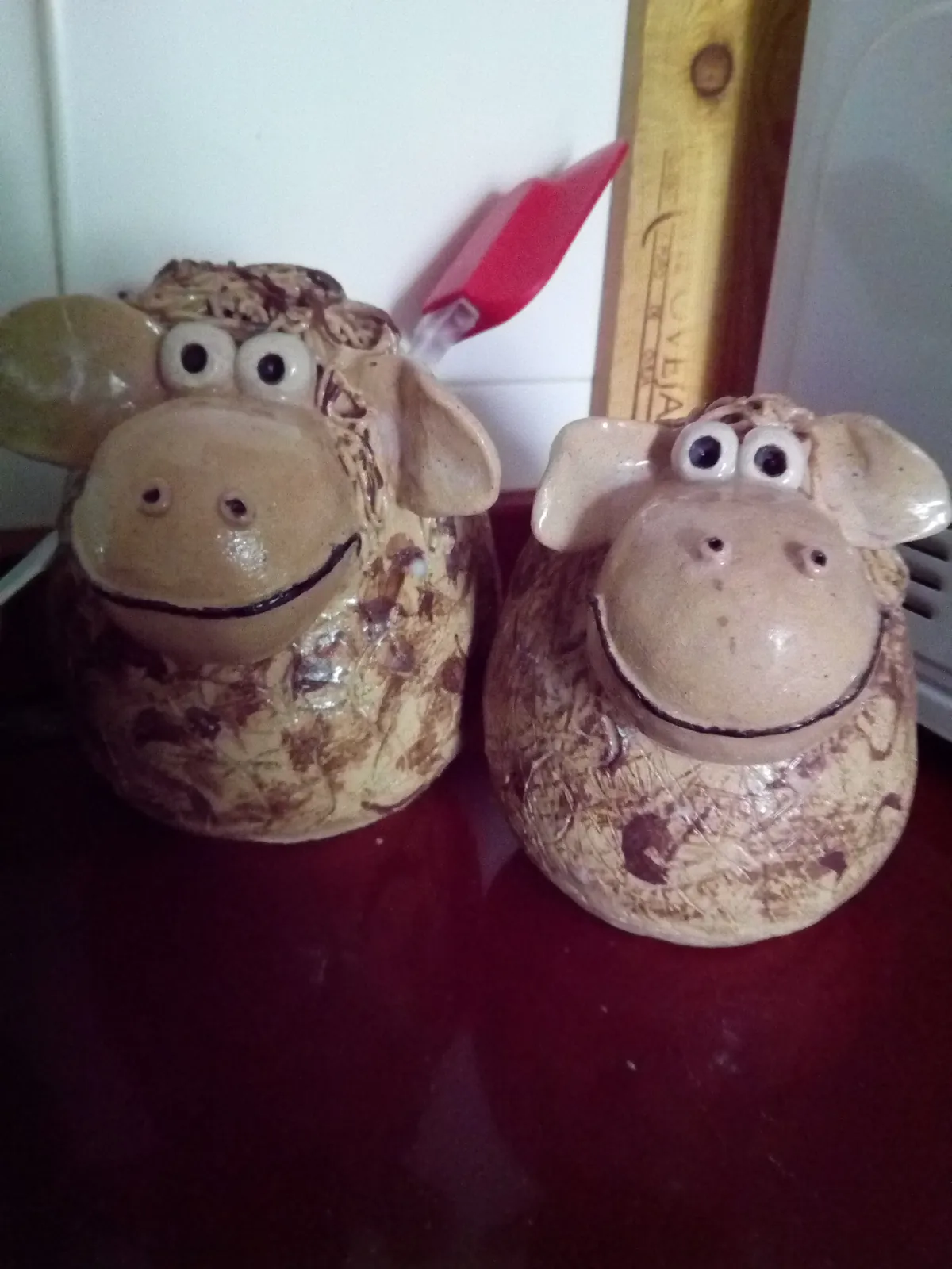 Manos modelando una pieza de cerámica a mano en el taller CreArte de Valladolid