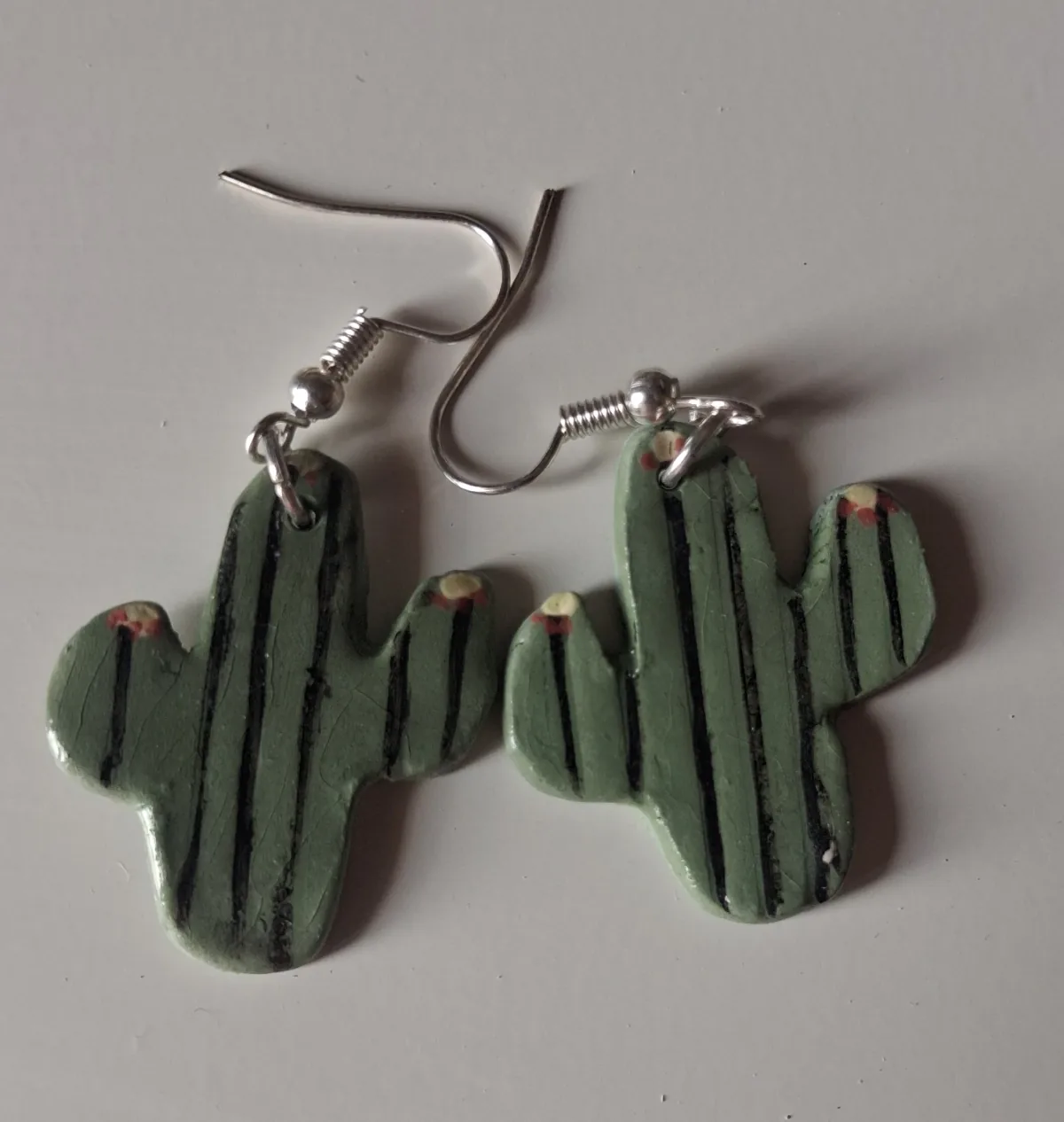 Pendientes de cerámica con forma de cactus verde pintados a mano