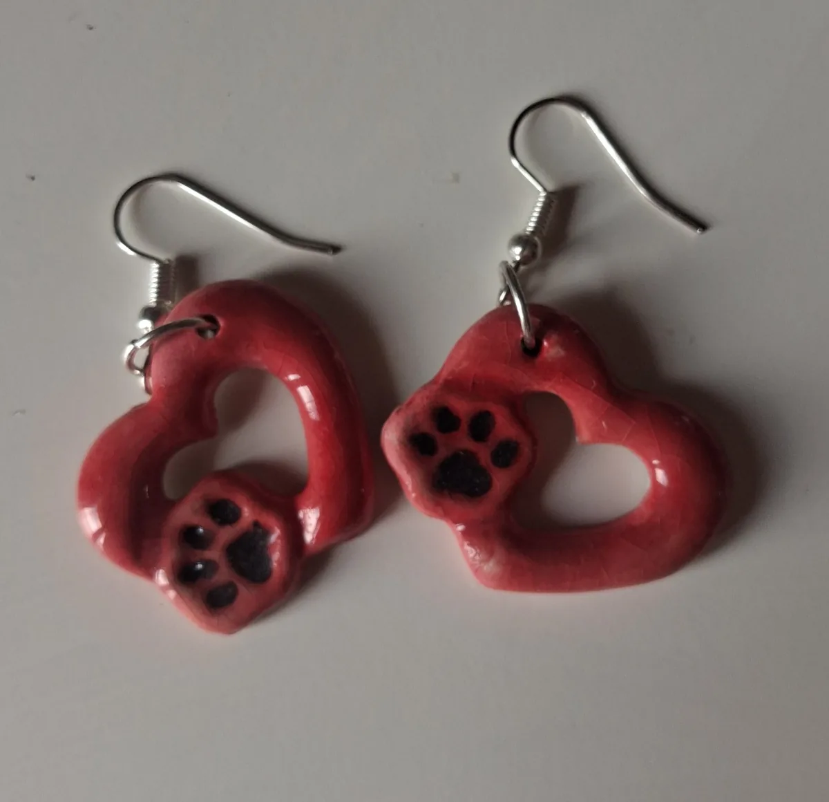 Pendientes de cerámica especiales en forma de corazón rojo con huella de mascota pintada a mano