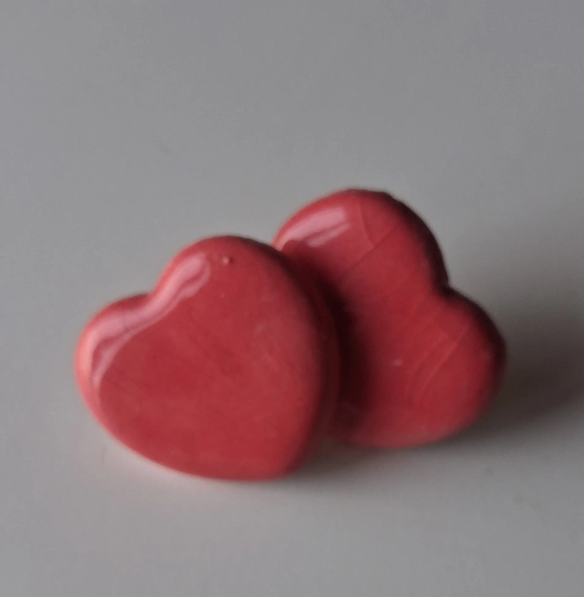 Pendientes de cerámica en forma de corazón rojo liso esmaltado