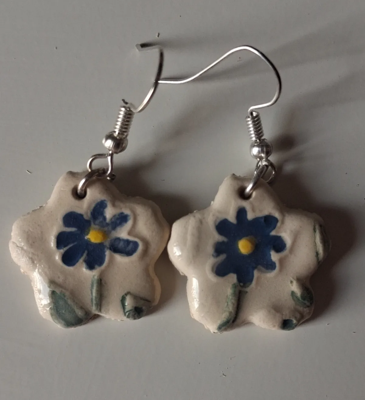 Pendientes de cerámica en forma de estrella con flor azul pintada a mano