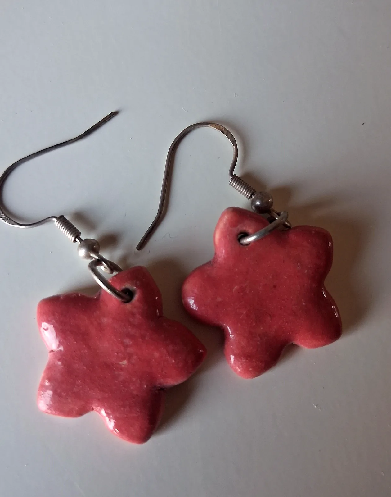 Pendientes de cerámica con forma de flor estrella lisos en color rojo teja
