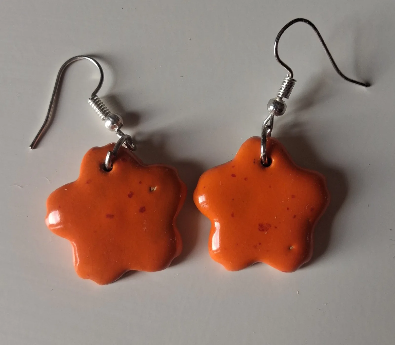 Pendientes de flores de cerámica naranja esmaltada