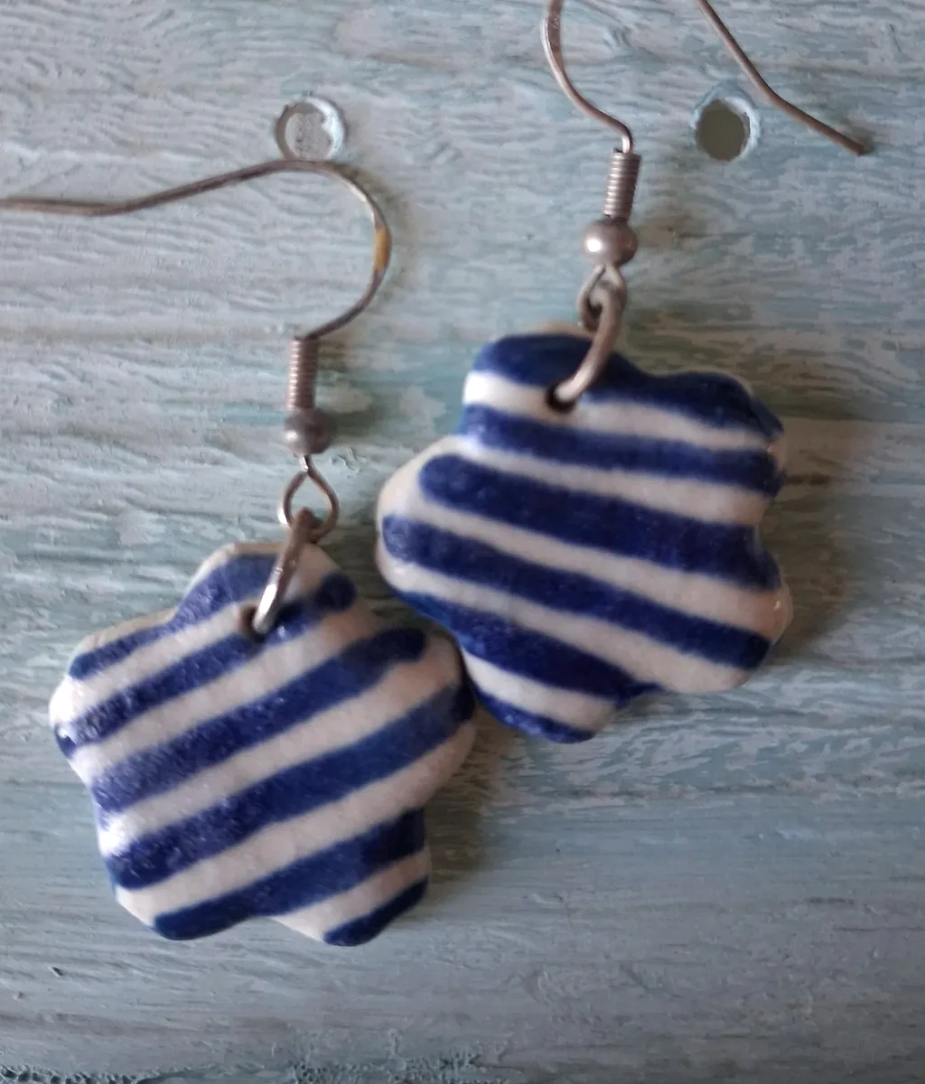Pendientes de cerámica con forma de flor y rayas azules y blancas